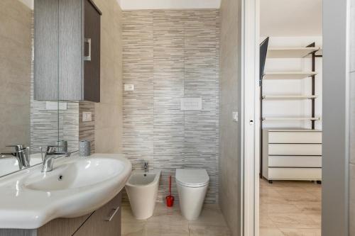 La salle de bains est pourvue d'un lavabo et de toilettes. dans l'établissement B&B Appia, à Brindisi