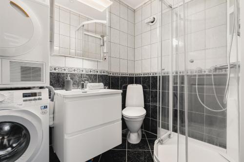 La salle de bains est pourvue d'un lave-linge et de toilettes. dans l'établissement 2-Story Top Floor I 3x Work Space I Shared Garden, à Bergen