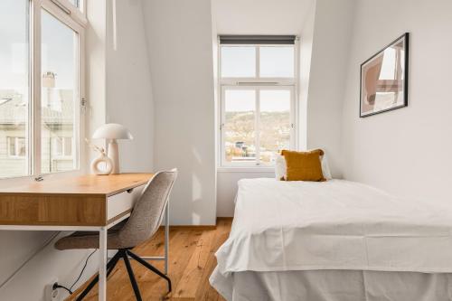 - une chambre avec un lit, un bureau et une fenêtre dans l'établissement 2-Story Top Floor I 3x Work Space I Shared Garden, à Bergen