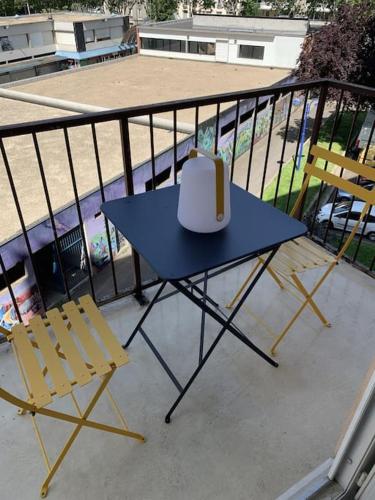 einen Tisch und zwei Stühle auf dem Balkon in der Unterkunft Shiny apartment - Direct line to Olympic Village in Clichy