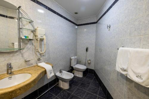 Bilik mandi di Ararat Hotel