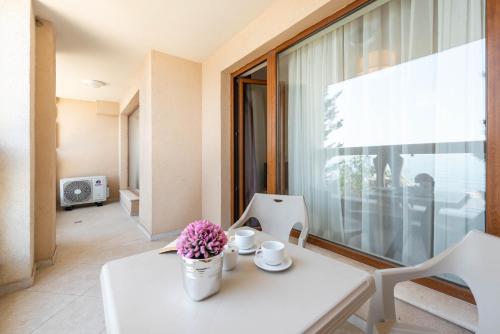 Příslušenství pro přípravu čaje a kávy v ubytování Luxurious and panoramic apartments at the beach in La Mer complex