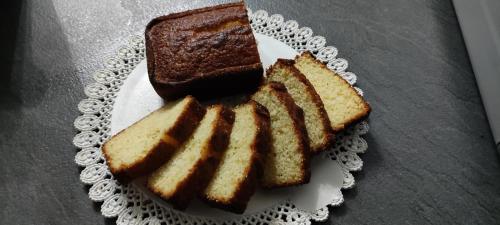 un plato con tres rebanadas de pan. en Sa Burra Guest House, en Gadoni