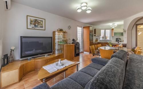 Holiday house for 11 persons in Medulin with sea view, terrace, air conditioning, WiFi 3486-4