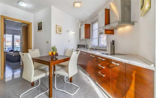 Holiday house for 11 persons in Medulin with sea view, terrace, air conditioning, WiFi 3486-4