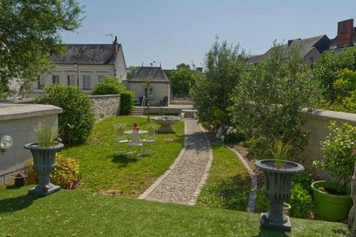 uitzicht op een tuin vanaf het dak van een huis bij L'élégante in Loches