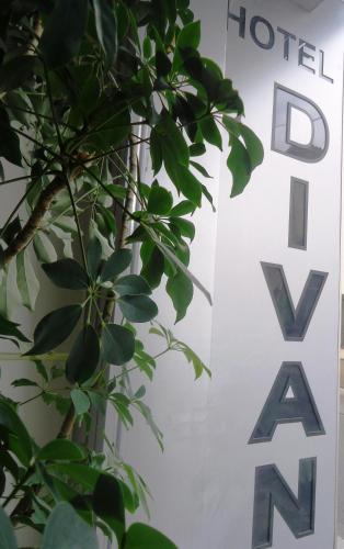 Hotel Divanに飾ってある許可証、賞状、看板またはその他の書類