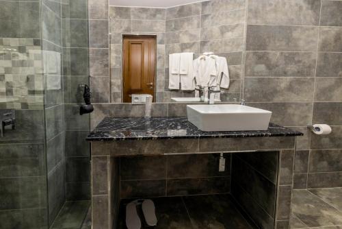 Bilik mandi di Ararat Hotel