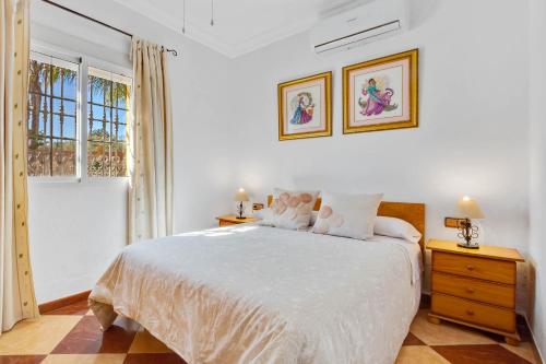 Tempat tidur dalam kamar di Casa Rural La Colina a 30 min Málaga Lovely Home