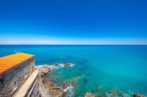 a view of the ocean from a cliff at Dolce Vita Rooms and Apartments in Cefalù