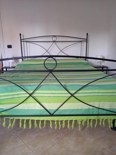 uma cama com um edredão verde em cima em FERRARO ALLOGGIO TURISTICO em Ladispoli