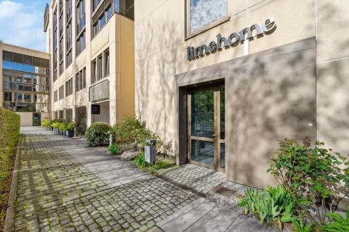 Bangunan di mana terletaknya aparthotel ini