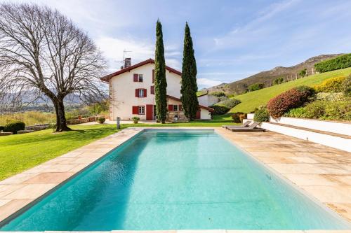 Swimmingpoolen hos eller tæt på MAISON BASQUE D'EXCEPTION - SARE