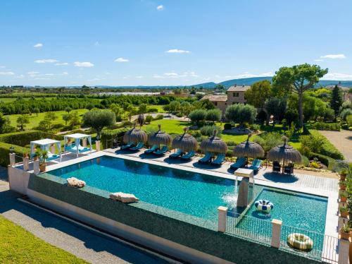 una vista aérea de una piscina en una villa en Cas Metge Matas, en Santa Maria del Camí