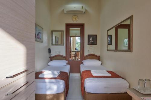 Postel nebo postele na pokoji v ubytování Elphinstone Hotel