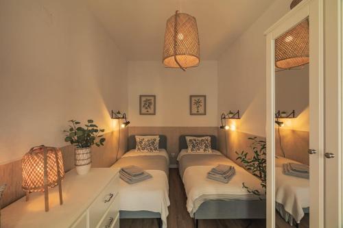 Habitación con 2 camas individuales en una habitación en Casa do Helio - Beach House, en Ponta Delgada