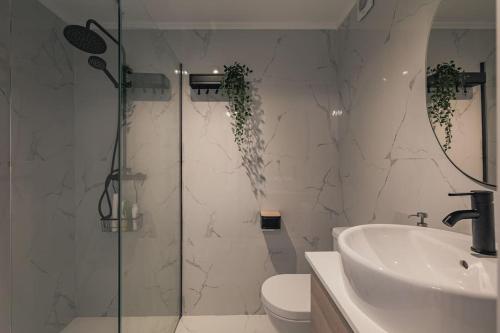 Un baño con ducha, lavabo e inodoro. en Casa do Helio - Beach House, en Ponta Delgada
