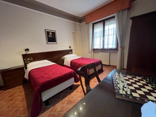 San Piero a Grado的住宿－Affittacamere D’annunzio，一间设有两张床和棋盘的房间