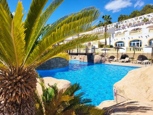 Bazén v ubytování Casa Sunrise - Costa Blanca House with Rooftop, 5 Swimming Pools and Panoramic Sea- and views at Peñon de Ifach nebo v jeho okolí