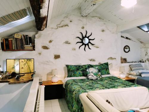 una camera da letto con un letto a scomparsa con un ragno di Romantic Casa Lorenzina Affittacamere a Ventimiglia