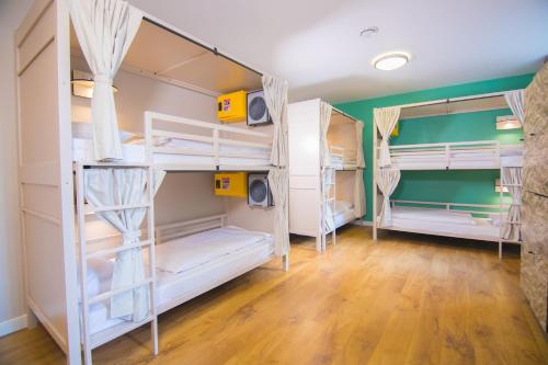 um quarto com quatro beliches em Wombat's City Hostel London em Londres