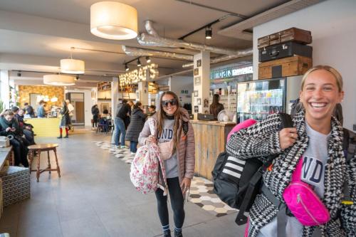 Dos personas posando para una foto en un centro comercial en Wombat's City Hostel London, en Londres