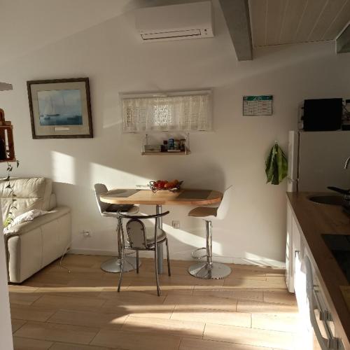 cocina con mesa y sillas en una habitación en Cocooning, en La Londe-les-Maures