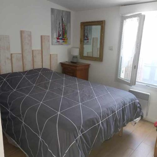 1 dormitorio con cama, espejo y ventanas en Cocooning, en La Londe-les-Maures
