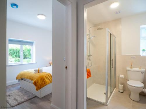 ein Bad mit einem Bett, einer Dusche und einem WC in der Unterkunft Kings apartment 2 391 in Gowlaun