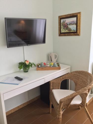 Μια τηλεόραση ή/και κέντρο ψυχαγωγίας στο B&B Cherry En Rose