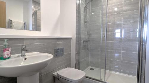 een badkamer met een wastafel, een douche en een toilet bij Modern 1 Bed Apt - 15 Mins to Bham Centre in Birmingham