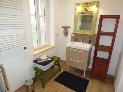une salle de bain avec un lavabo et un miroir dans l'établissement Le Clos d'Anthime, 12 personnes, 5 chambres, à Bisrue