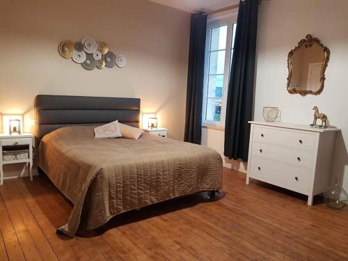 une chambre avec un lit, une commode et une fenêtre dans l'établissement Le Clos d'Anthime, 12 personnes, 5 chambres, à Bisrue