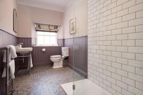 ein Badezimmer mit Toilette und Waschbecken in der Unterkunft Laurel Cottage in Cockburnspath