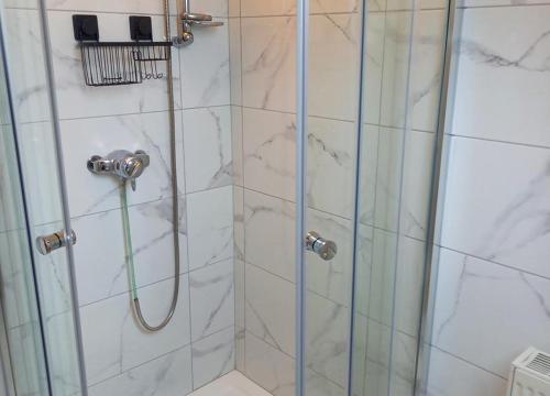 W łazience znajduje się prysznic ze szklanymi drzwiami. w obiekcie M038 Accony, Louisburgh w mieście Louisburgh