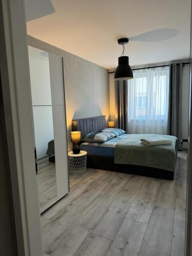 una camera con un letto e una grande finestra di Brzeska For You II a Lubin