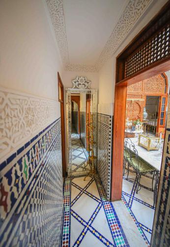 a room with a hallway with a mirror and a door at Dar Dalila Fes in Fès