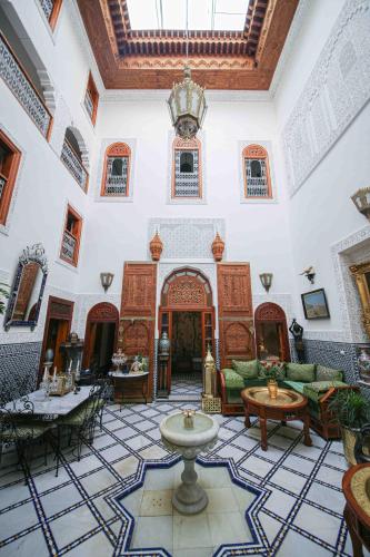 a large living room with a large ceiling at Dar Dalila Fes in Fès