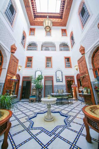 a large room with a fountain in the middle at Dar Dalila Fes in Fès