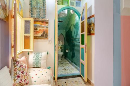 Un vestidor con puerta a un baño. en Studio Arc en Ciel de la Kasbah, en Tánger