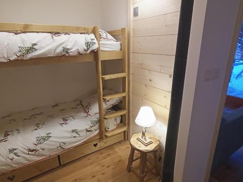 - une chambre avec deux lits superposés et une lampe dans l'établissement Studio Montgenèvre, 1 pièce, 4 personnes - FR-1-445-204, à Montgenèvre