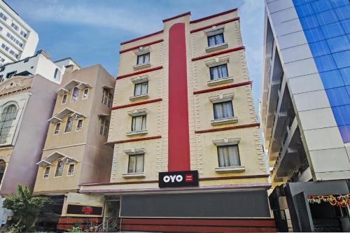 budynek z czerwonym paskiem na boku w obiekcie Hotel Ruma Near Nampally Railway Station w mieście Hajdarabad