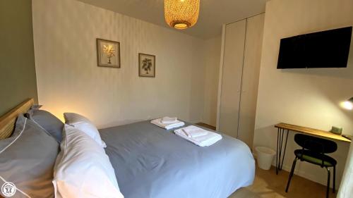 a bedroom with a bed and a desk and a television at Appart 'Hôtel BreakIsleBed Limoges CHU & Fac Médecine Pharma à Pied parking gratuit in Isle