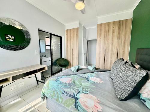 um quarto com uma cama e uma televisão em Ballito Hills 2 bedroom apartment 1272 em Ballito