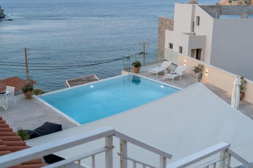 Bazén v ubytování Amazing View Villa Aliki with Infinity Pool & Spa nebo v jeho okolí