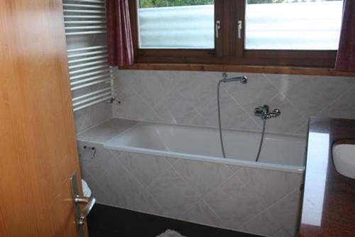 a bath tub in a bathroom with a window at Le Loft House Jaun in Im Fang