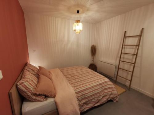 um pequeno quarto com uma cama e uma escada em Appartement cosy aux Beaux-arts em Montpellier