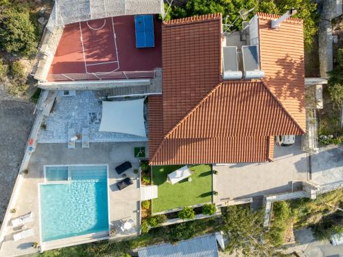 Bazén v ubytování Amazing View Villa Aliki with Infinity Pool & Spa nebo v jeho okolí