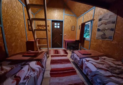 Habitación con 2 camas en una habitación con puerta en Oandu Camping, en Oandu