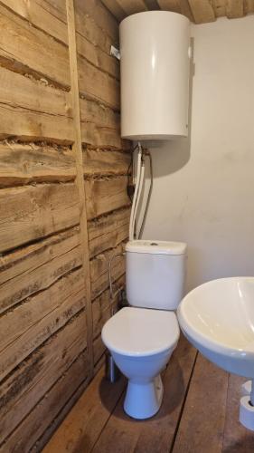 uma casa de banho com um WC e um lavatório em Oandu Camping em Oandu